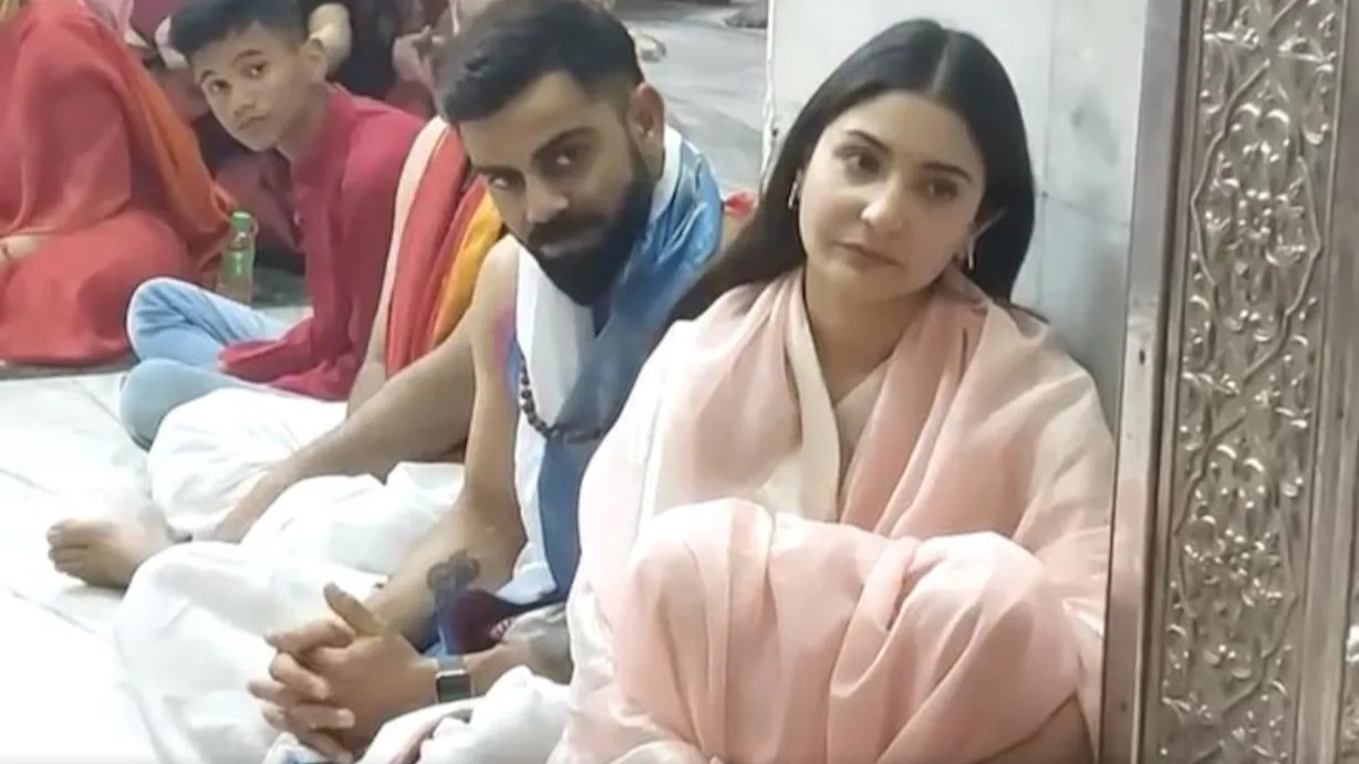 Virushka seeks Blessing at Mahakaleshwar at Ujjain, ahead of IND vs Aus match | Watch Video