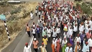 Drone shows thousands of farmers marching towards towards Mumbai