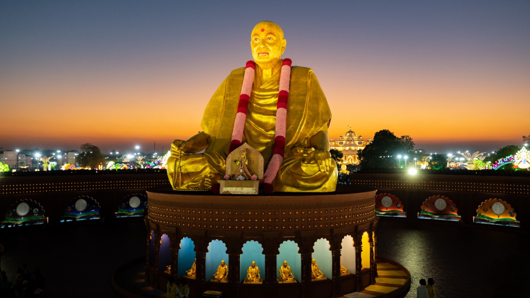 Awarding &lsquo;Sanatan Dharma Jyoti&rsquo; Award to the deserving : Pramukh Swami maharaj Nagar