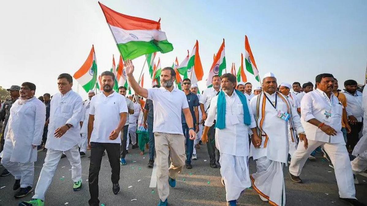 Man runs towards Rahul Gandhi, hugs him : Bharat Jodo Yatra