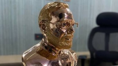 PM Modis statue carved outof 156 gram gold by Gujarat Jeweler