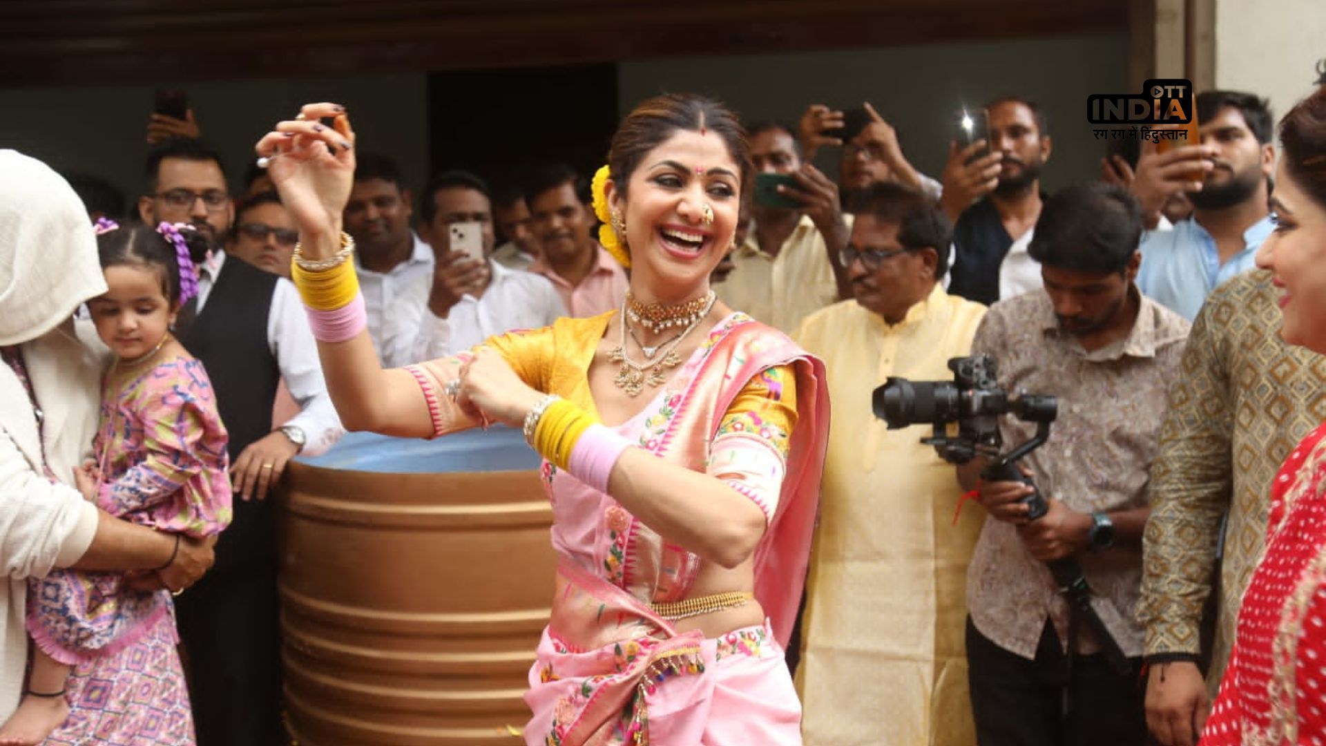 Shilpa Shetty Kundras grand Ganesh Chaturthi Celebration enlivened by Nashiks All-Girl Dhol Band
