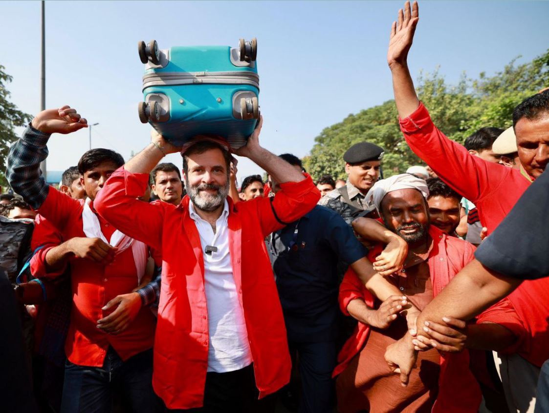 Rahul Gandhi becomes Coolie for a day