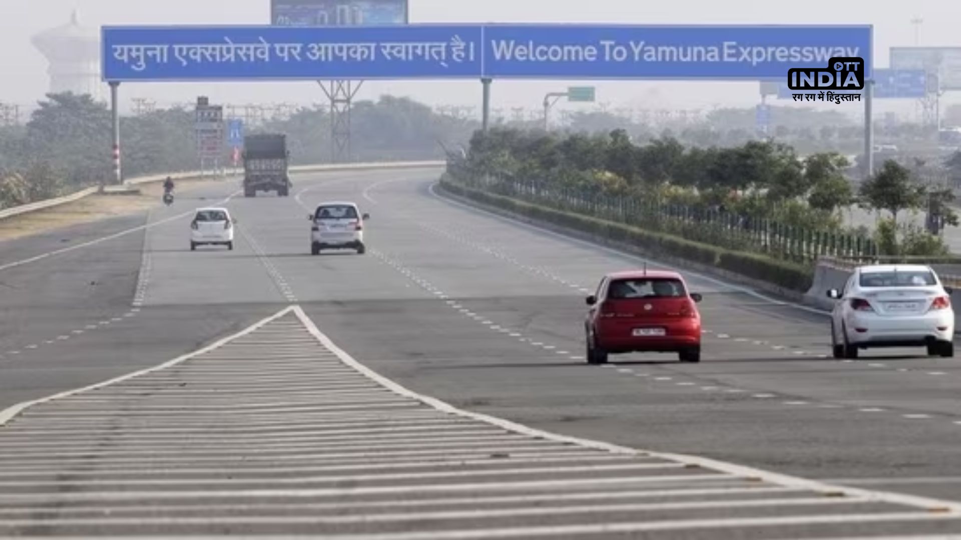 Five dead in bus-car collision on Yamuna Expressway near Delhi