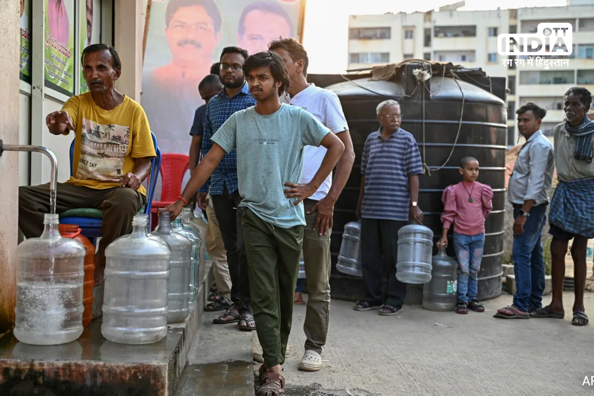 Contrasting Scenes in Bengaluru: Holi Celebrations Amid Water Crisis