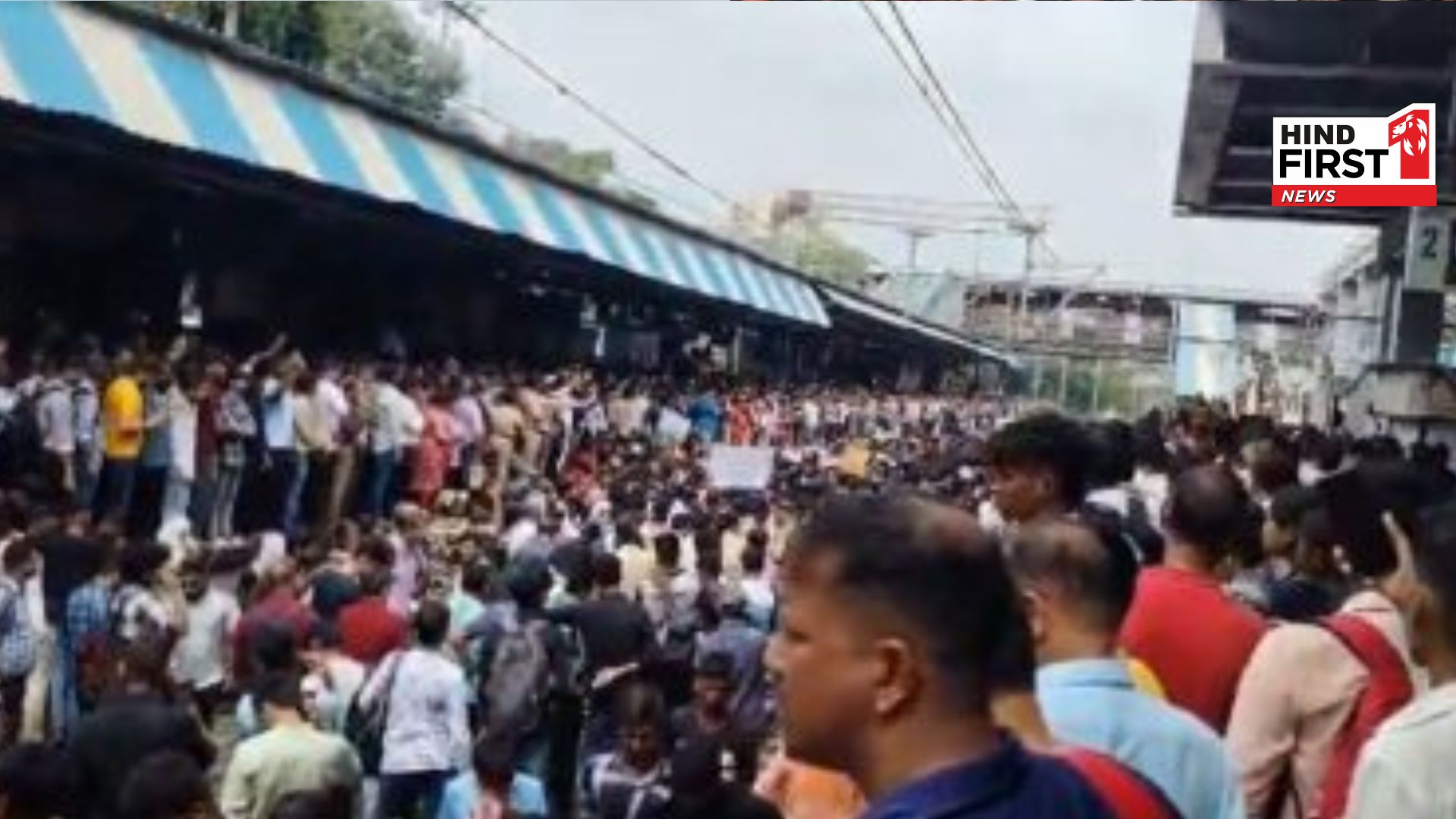 Maharashtra  Badlapur : The city Badlpur blaze in flames after the brutality with two minor girls in School