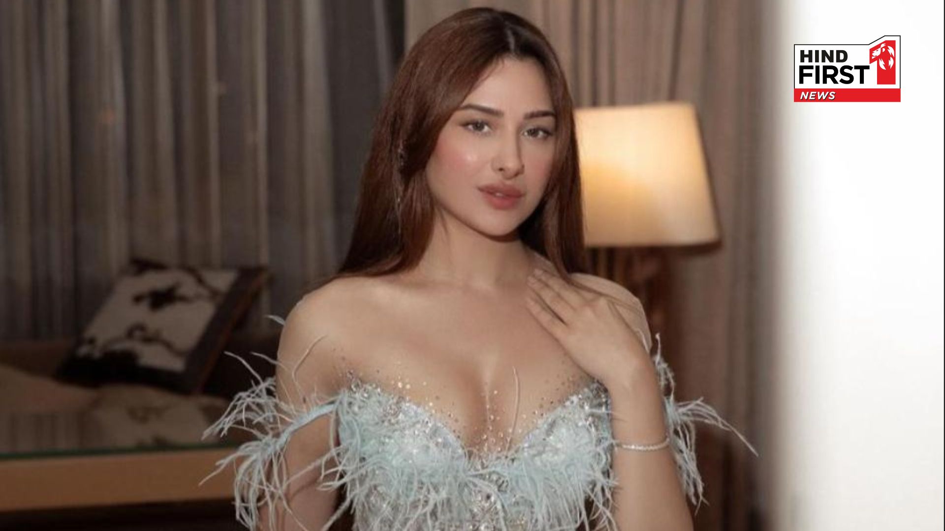 Mahira Sharma stands gracefully despite stumbling from stage; Aparshakti Khurrana, Bhumi Pednekar and other actors laud her courage