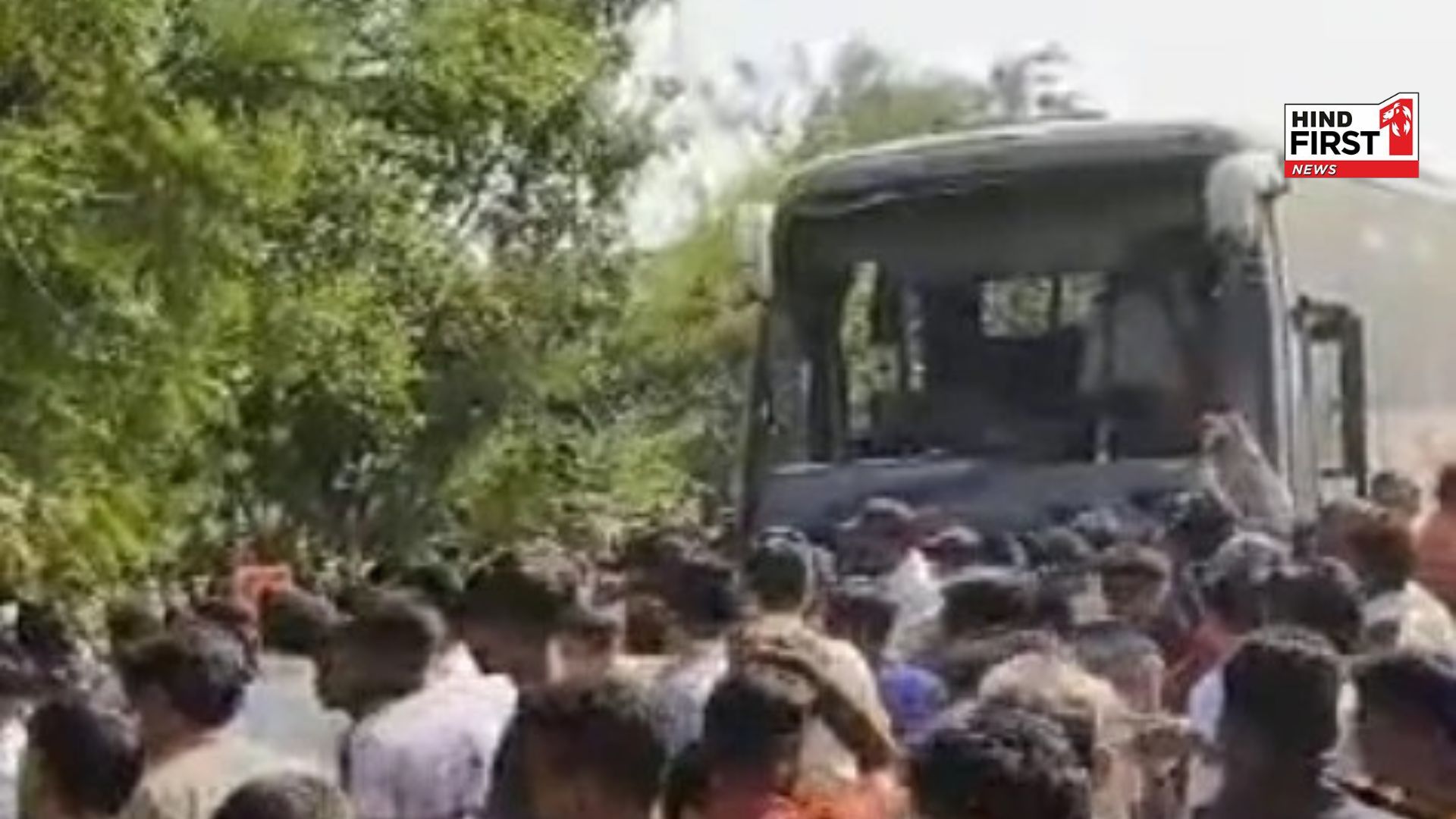 Horrific road accident in Maharashtra, bus overturned while trying to save a bike rider, 9 died
