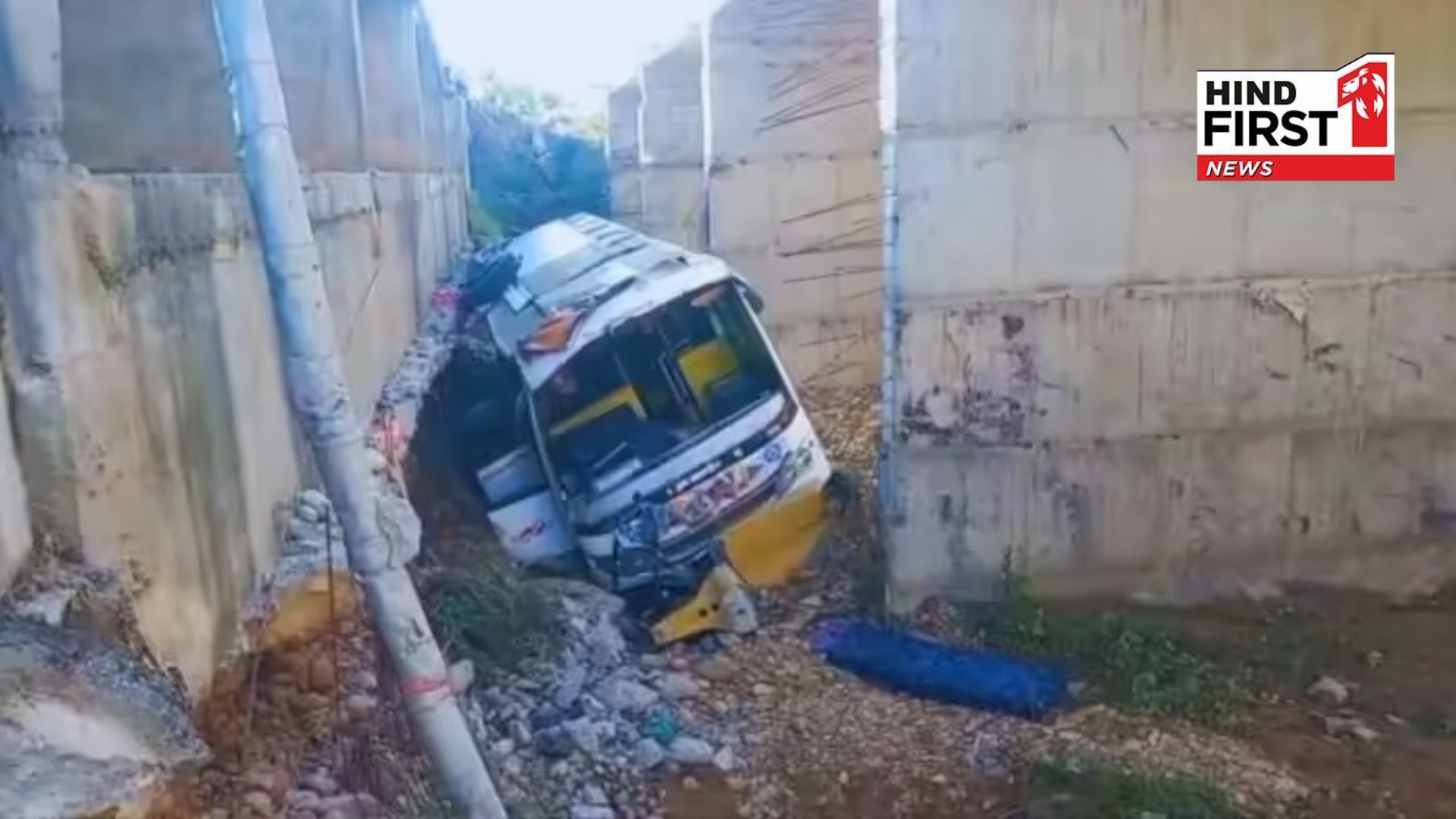 Pilgrims bus going to visit Mata Vaishno Devi fell into 20 feet deep drain, 1 dead, 40 injured